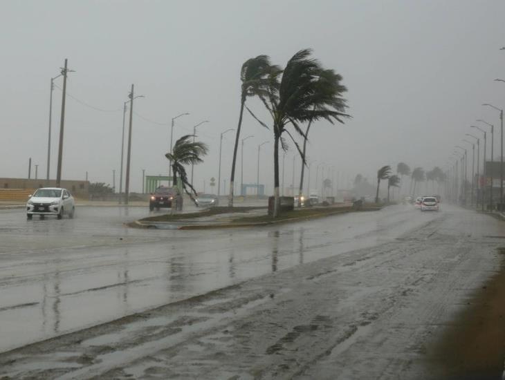 Onda tropical amenaza las costas de estos estados; huracán Jova va perdiendo fuerza