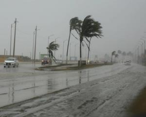 Onda tropical amenaza las costas de estos estados; huracán Jova va perdiendo fuerza