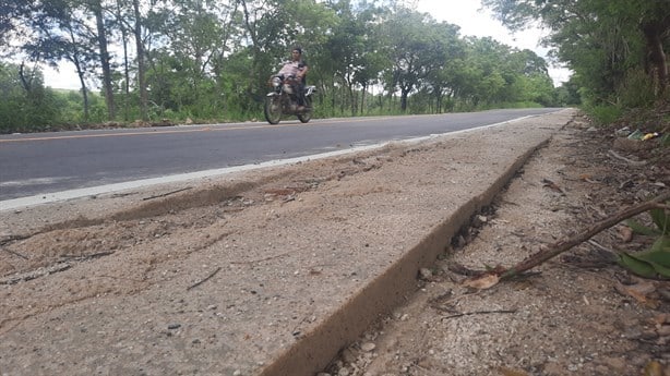 Riesgo en la carretera Las Choapas-Cerro de Nanchital; indigna mala calidad de obra | VIDEO