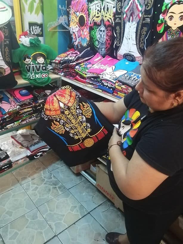 Playeras para dar el grito en Coatzacoalcos, vistoso emprendimiento | VIDEO