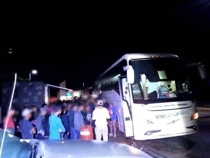 178 migrantes viajaban en autobús de turismo fueron asegurados en Las Choapas