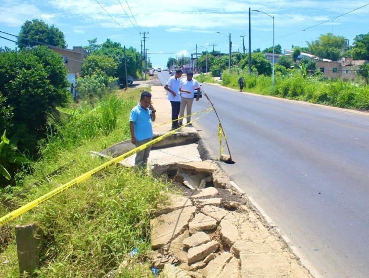 Socavón destroza corredor peatonal en Sayula de Alemán