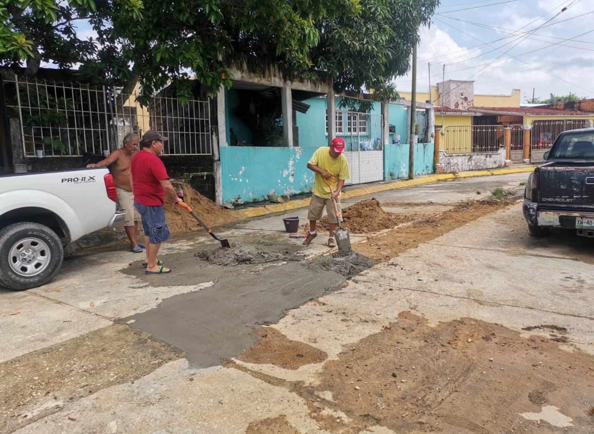 Nanchitecos realizan reparación de losa de concreto en al considerarse una arteria transitada