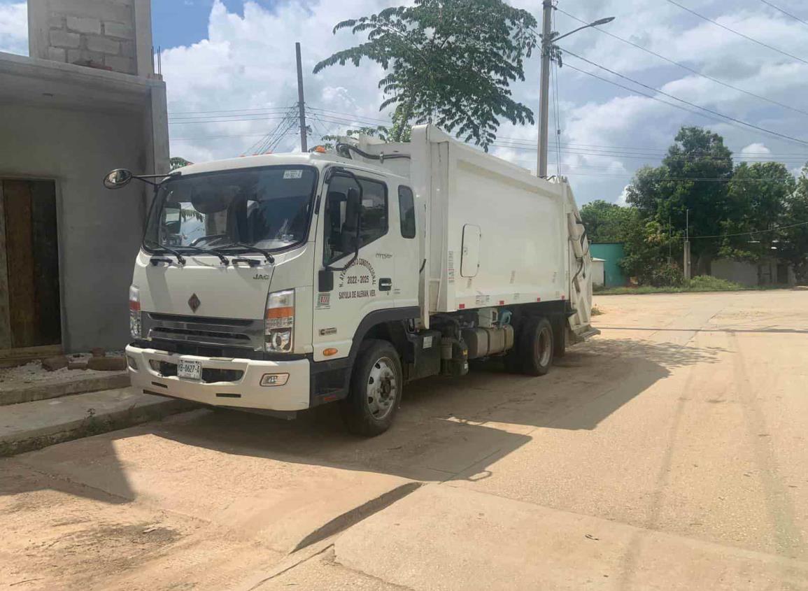 Abandona gobierno sayuleño camión de basura frente a escuela primaria