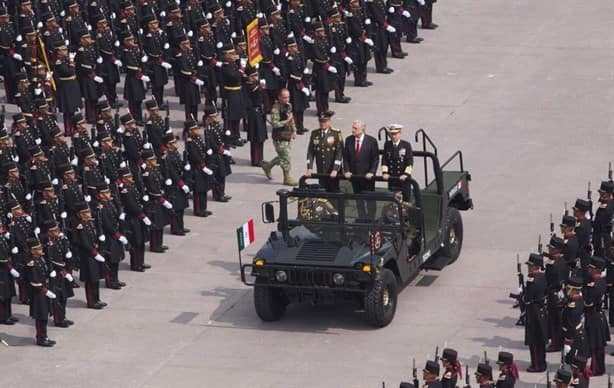 Preside AMLO desfile militar por 213 aniversario del inicio de la Independencia de México