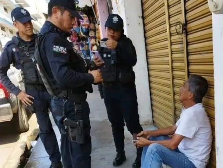 Persona de la tercera edad cayó después de tropezar con guarnición y banqueta en mal estado