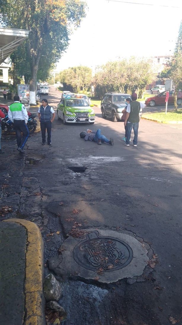 Motociclista es arrollado frente a Plaza Museo, en Xalapa