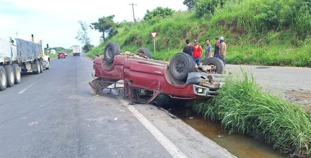 Camioneta volcada por esquivar tráiler en carretera de Veracruz