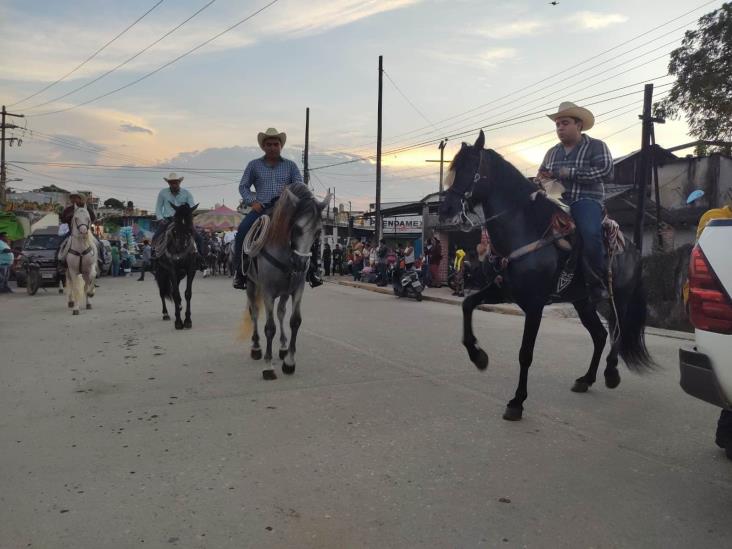 Festejos patrios en Villa Cuichapa concluyen con cabalgata, jaripeo y pirotecnia | FOTOS