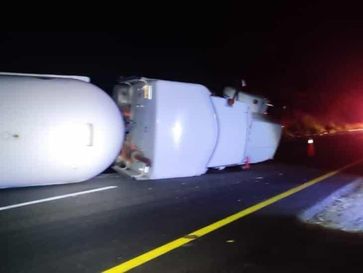 Volcadura de pipa con gas propano afecta circulación en la autopista Cosoleacaque-La Tinaja