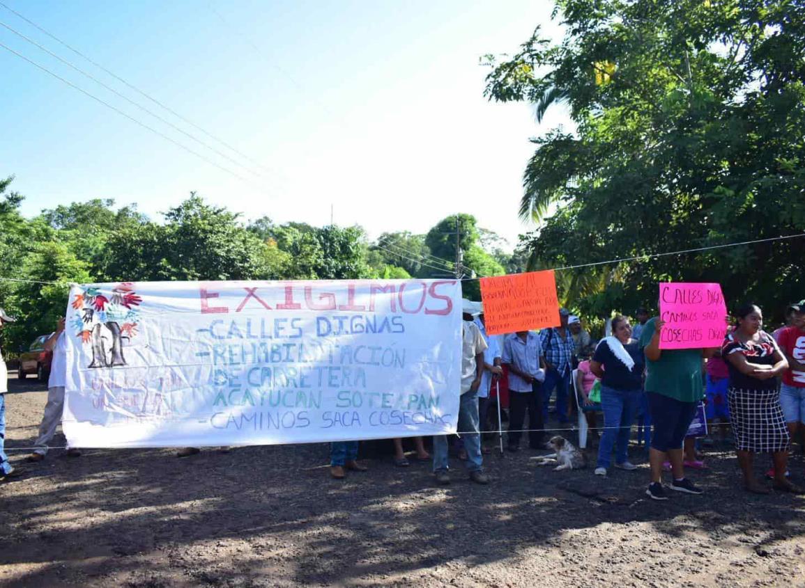 Habitantes de Comején bloquean la Acayucan - Soteapan por mal estado de carretera | VIDEO