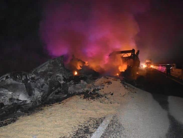 Fuerte choque en autopista del sur de Veracruz deja una persona sin vida; murió calcinado | VIDEO