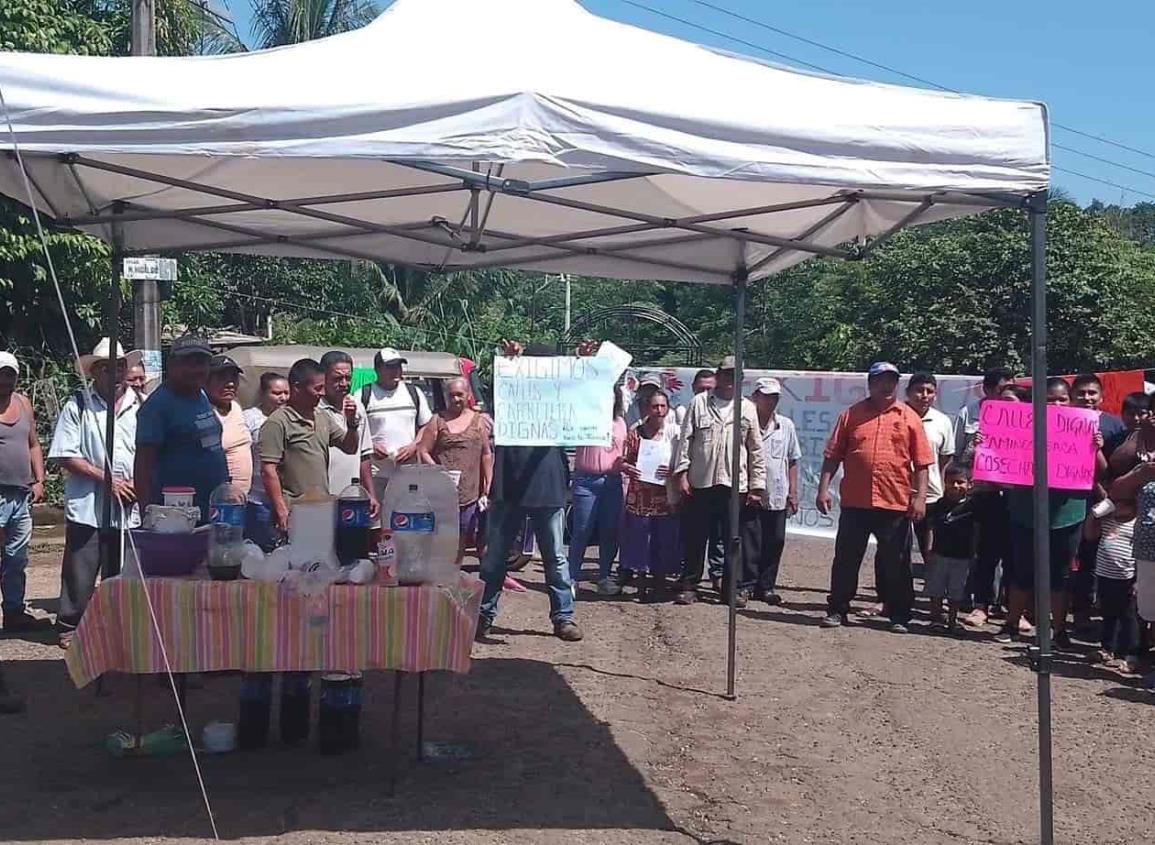Liberan a funcionarios retenidos en Acayucan por habitantes de Comején