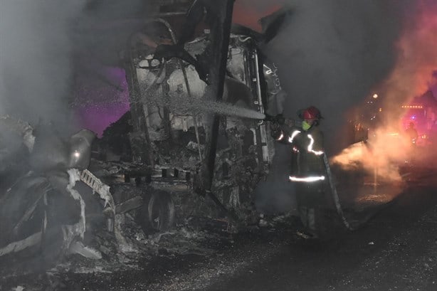 Fuerte choque en autopista del sur de Veracruz deja una persona sin vida; murió calcinado | VIDEO