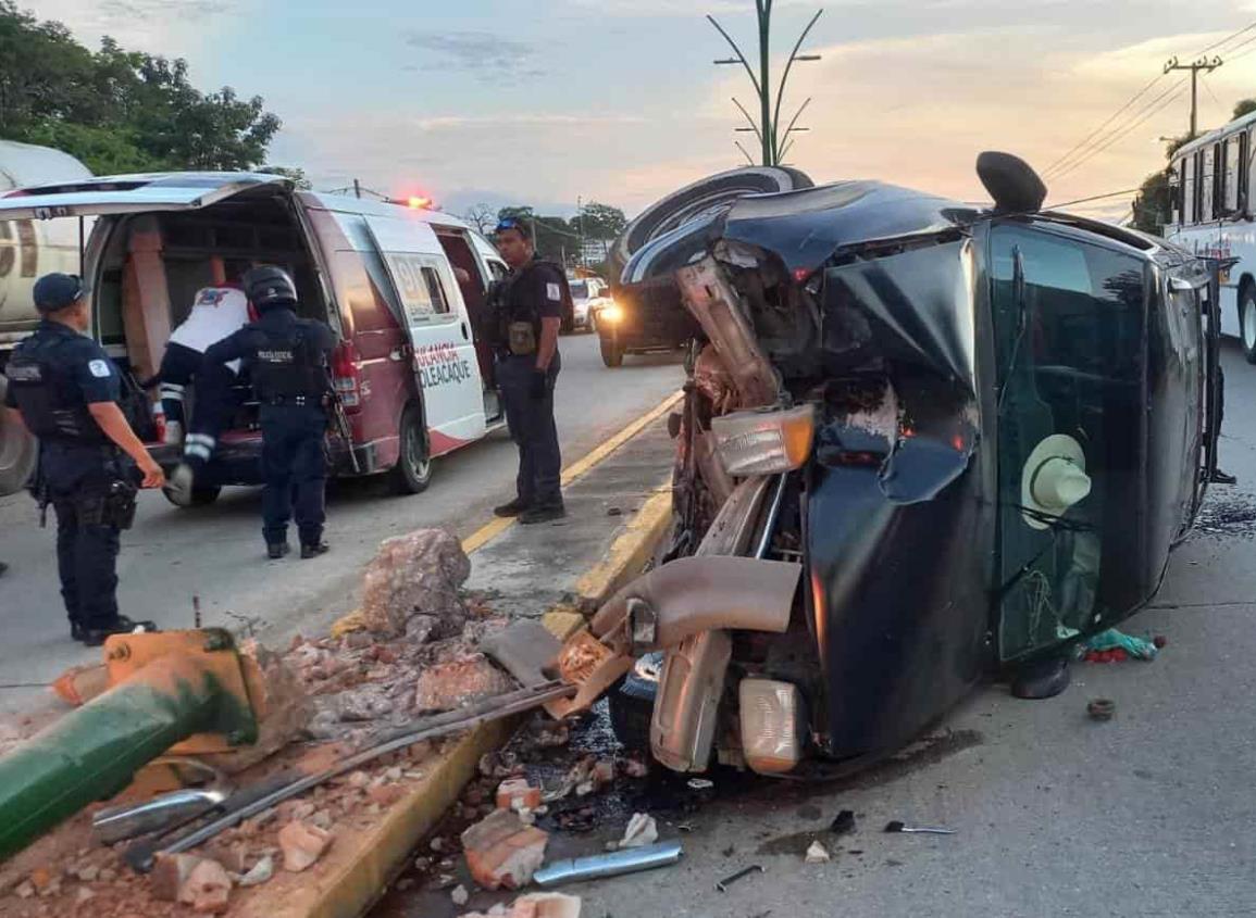 Aparatoso accidente dejó un poste derribado y una camioneta volcada