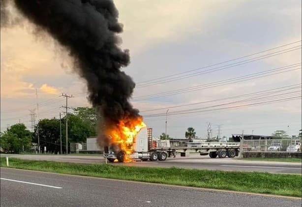 Cimbra violencia a la carretera Cárdenas-Coatzacoalcos; reportan quema de vehículos y ataque a balazos | VIDEO