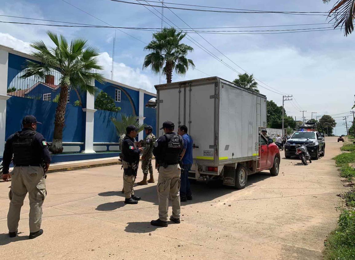 Asegura Policía Municipal camioneta de ferretera robada en Oluta | VIDEO