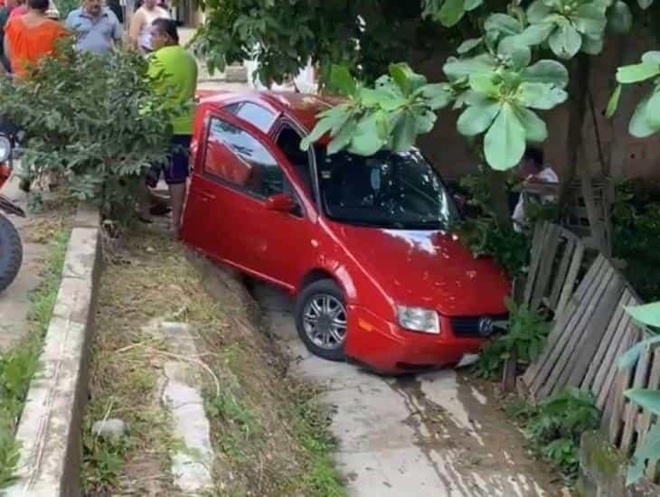 ¡Rápido y furioso! Automóvil se estrella contra una cerca en Acayucan