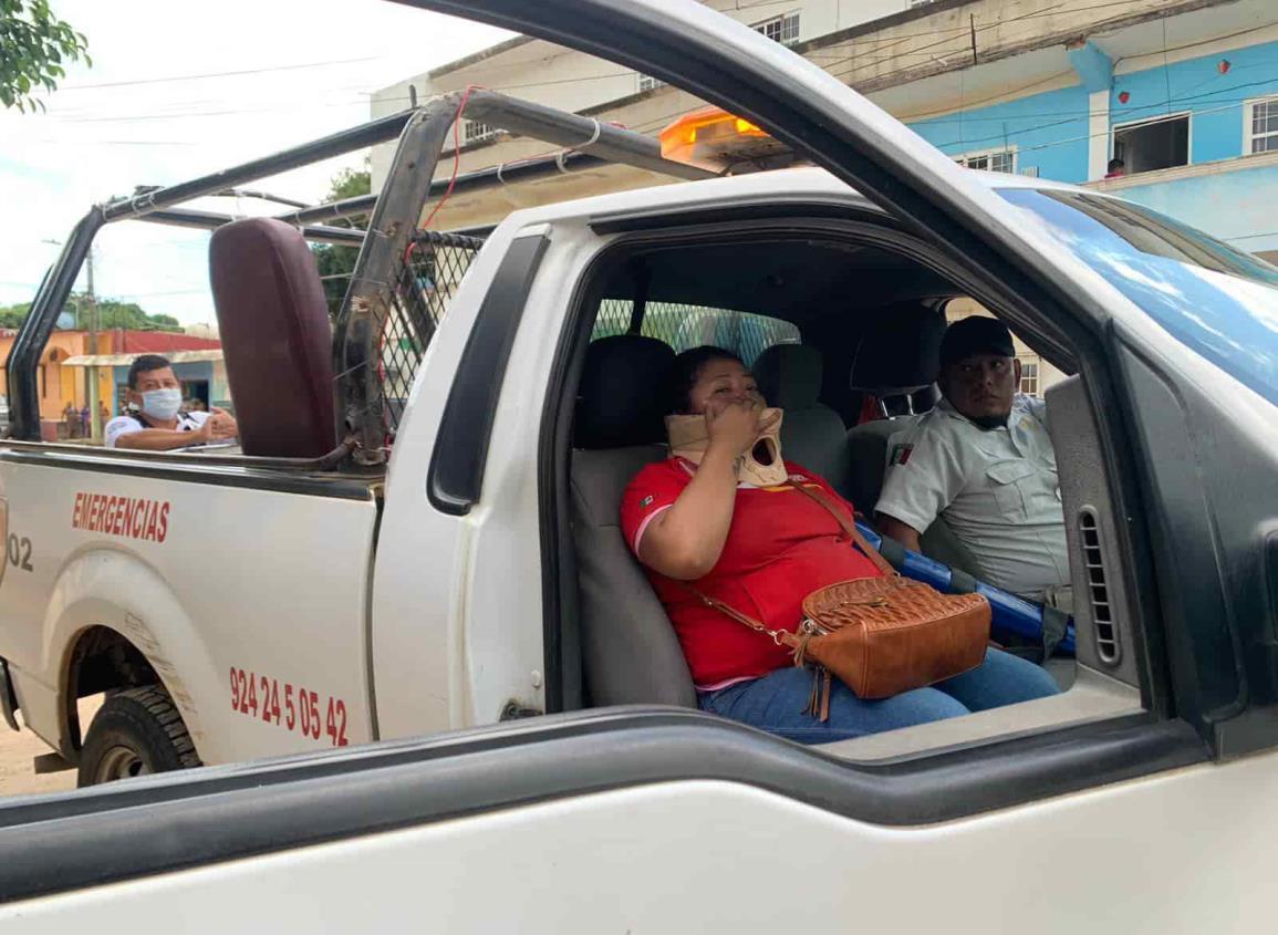 Empleada de Oxxo herida tras derrapar en Acayucan