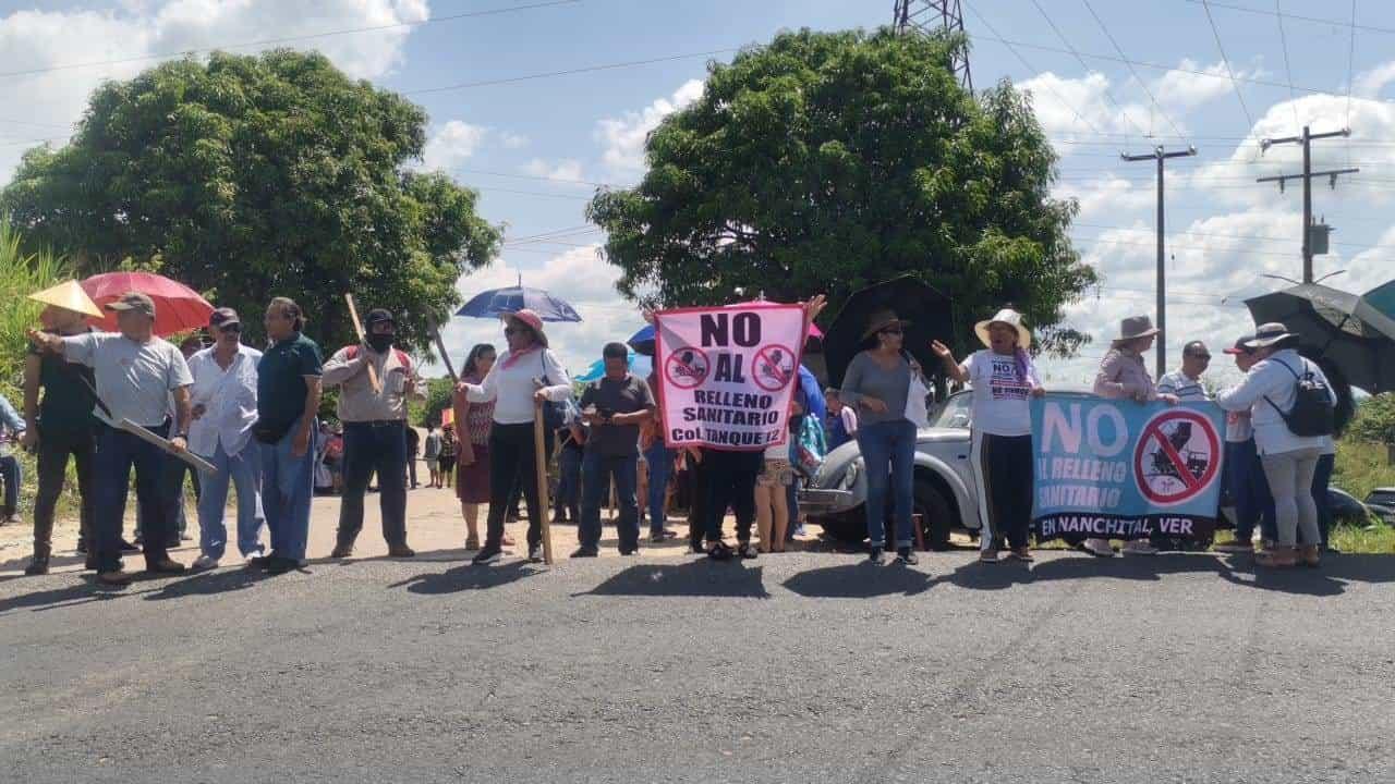 Mujeres encabezan bloqueo al acceso del Relleno Sanitario Regional de Nanchital