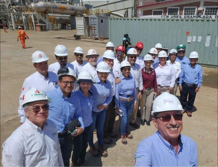Nueva visita del director de Pemex en Pro Agroindustria de Coatzacoalcos; se toma la selfie del día 