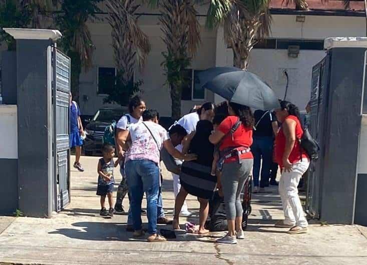 Mujer tuvo a su bebé en el estacionamiento del Hospital General de Minatitlán