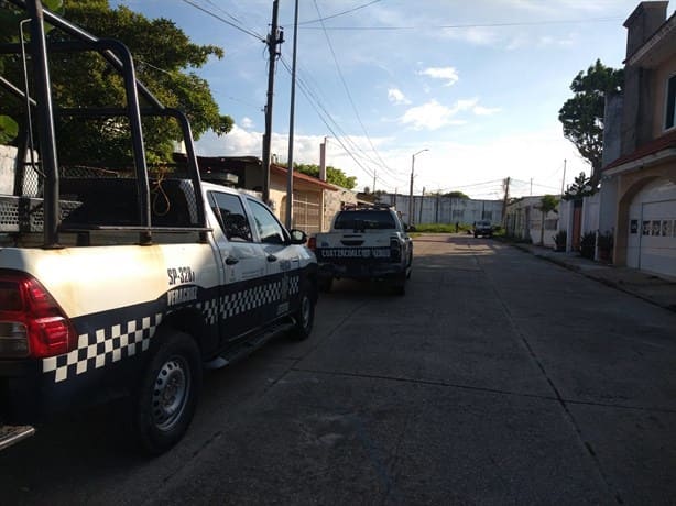 Encuentra cadáver en lote baldío de Coatzacoalcos; presuntamente sujetos a bordo de un taxi lo arrojaron