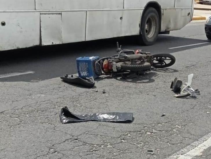 Motociclista resulta con la pierna fracturada tras colisión en avenida Universidad