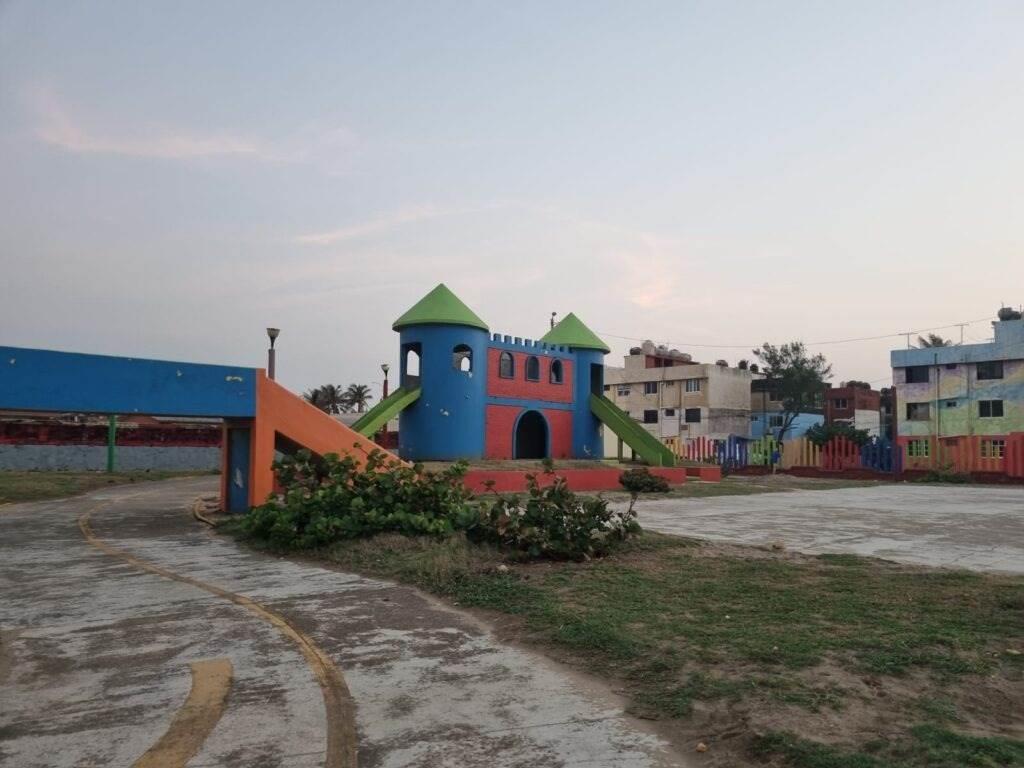 ¿Cuántos parques infantiles hay en el malecón de Coatzacoalcos?