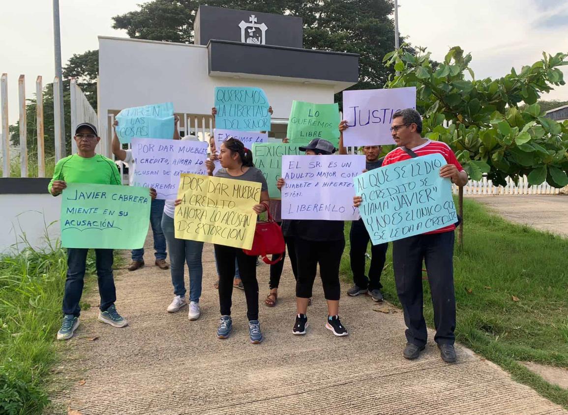 Protestan para exigir liberación de comerciante de Jaltipan acusado de extorsión