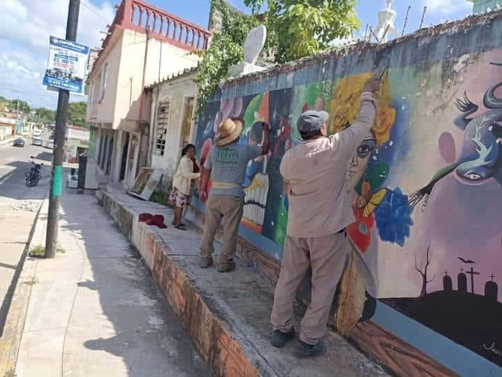 Pinta de murales en el Panteón Municipal de Las Choapas causa controversia por no conservarlos