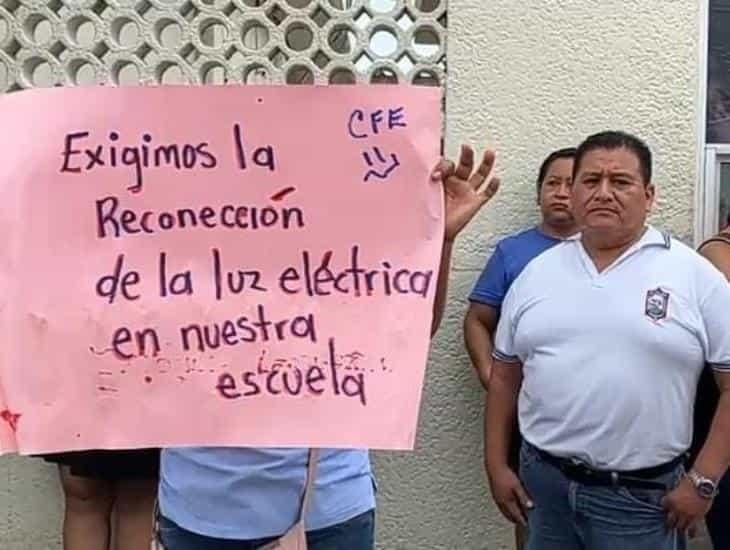 Se manifiestan padres de familia en CFE; no tienen luz en escuela de Jáltipan dese hace 3 meses