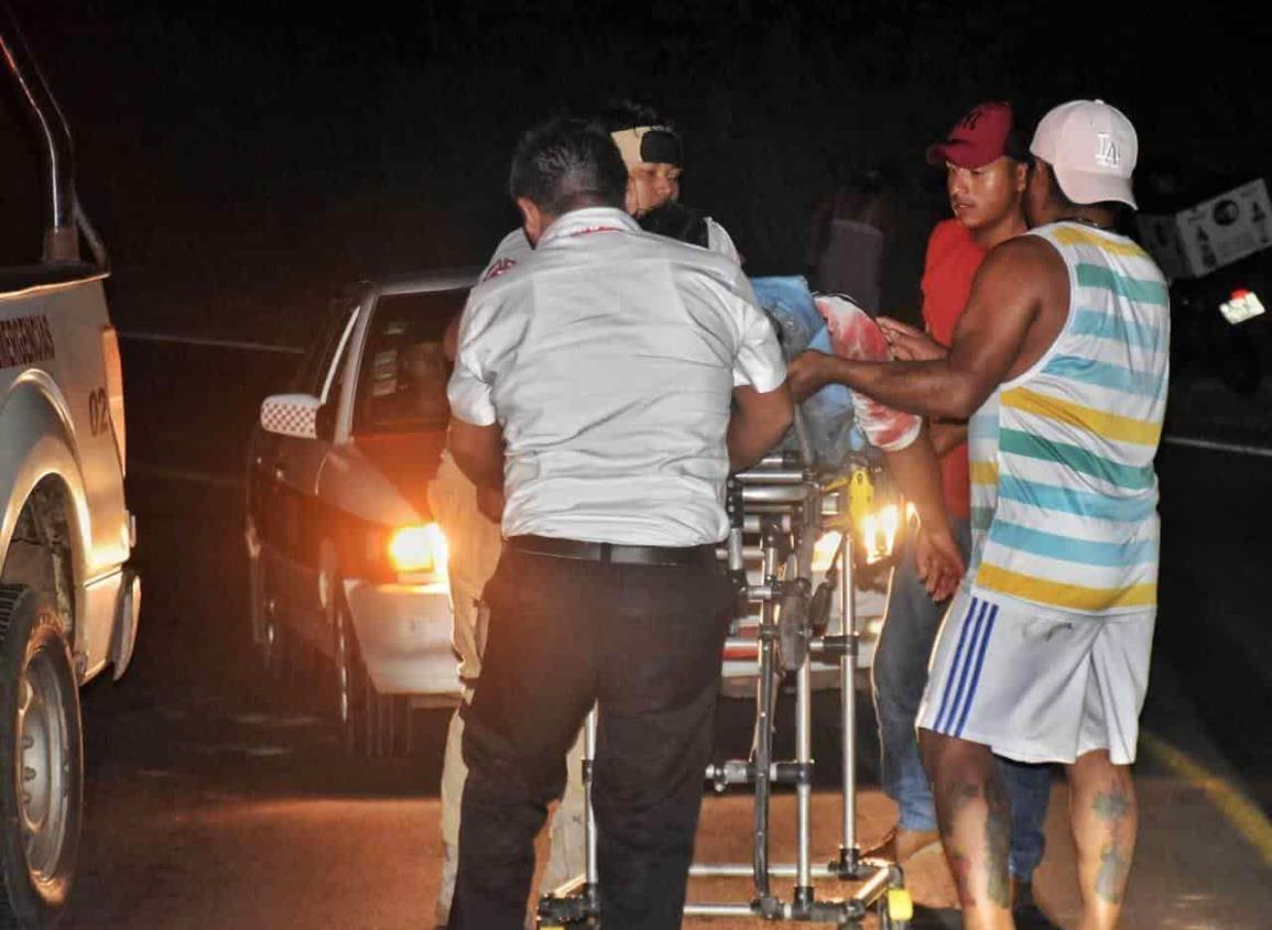 Grave repartidor de cervezas tras derrapar en Acayucan