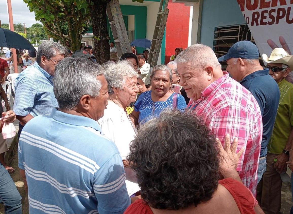 Manuel Huerta confía en transparencia de encuesta; visita Villa Cuichapa