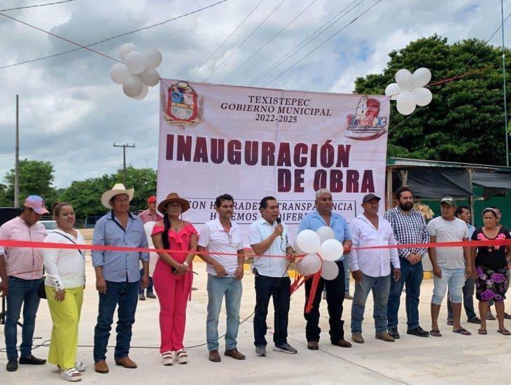 Inaugura alcalde de Texistepec pavimentación de acceso principal a Villalta