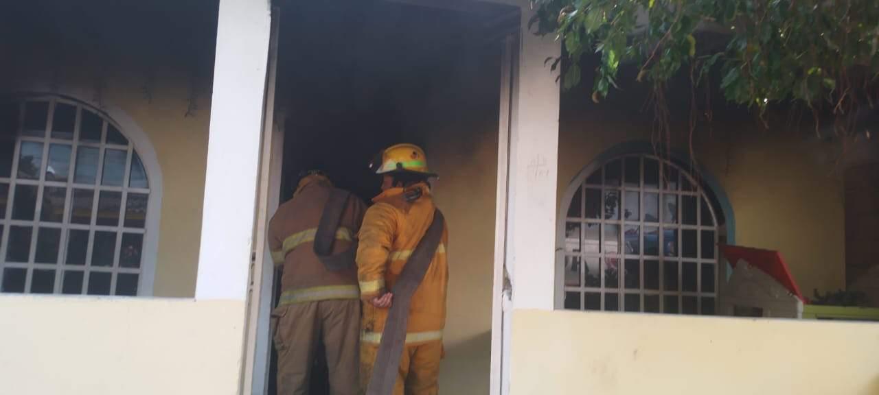 Movilización por incendio de casa en Oluta