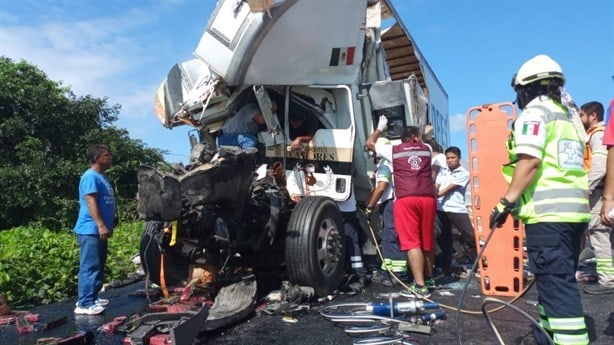 Choque en autopista del sur de Veracruz desata rapiña | VIDEO