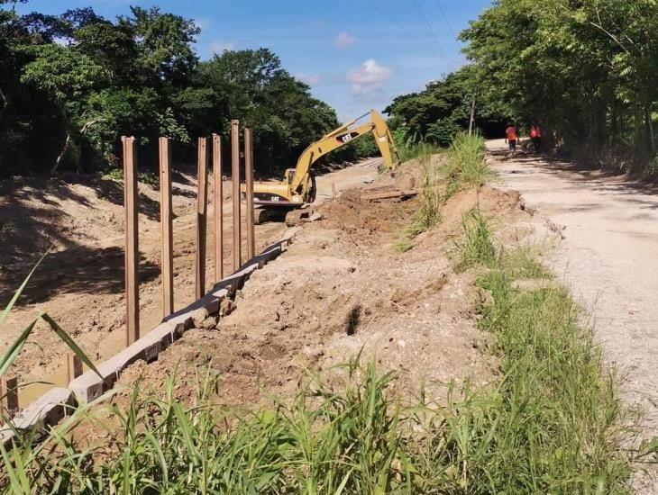 Construyen muro de contención para evitar daños a camino de Moloacán