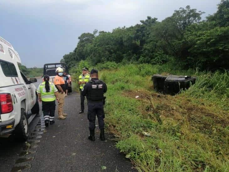 Vehículo se sale de la autopista Cosolea- La Tinaja y termina volcado