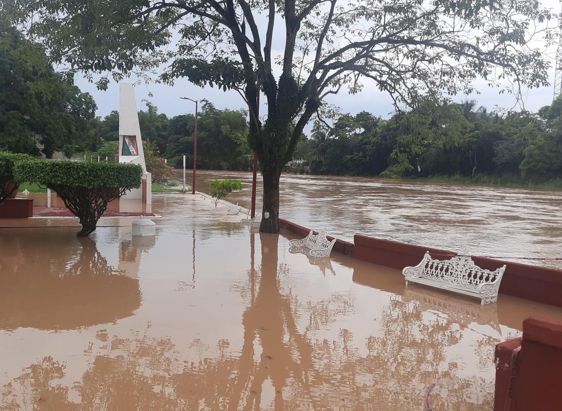 Río Agua Dulce inunda viviendas tras intensas lluvias