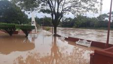 Río Agua Dulce inunda viviendas tras intensas lluvias