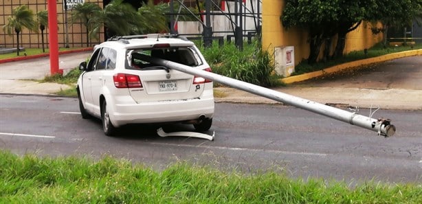 Poste mata a conductor tras atravesar camioneta en Coatzacoalcos l VIDEO
