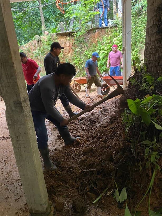 Deslave estuvo a punto de enterrar una vivienda en Ixhuatlán