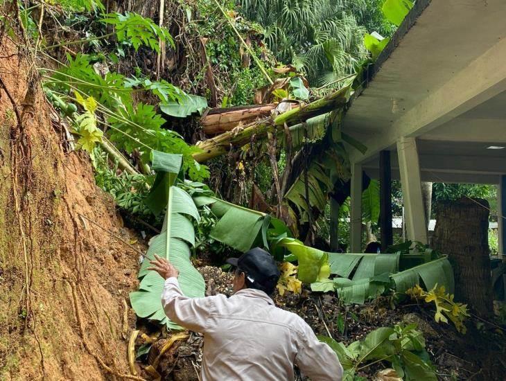 Deslave estuvo a punto de enterrar una vivienda en Ixhuatlán