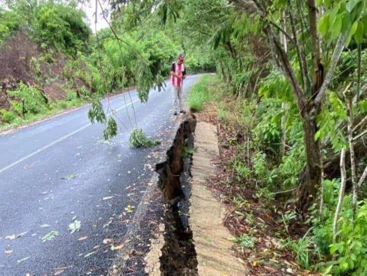 Fuertes lluvias ocasionaron daños en caminos de Moloacán; colocan señalamientos para alertar a los conductores