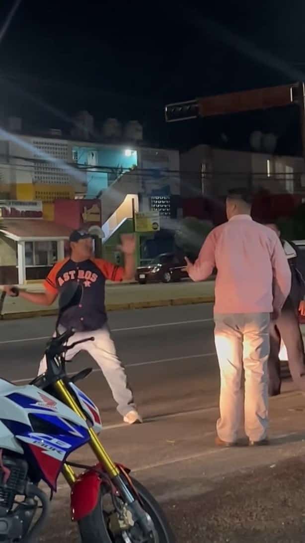 Taxista pelea a cinturonazos y termina en el suelo; ¿Alfredo Adame de Coatzacoalcos? | VIDEO