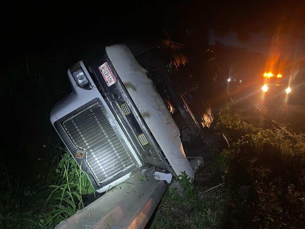 Piedras sobre autopista en Acayucan provocan volcadura de tracto con carbón