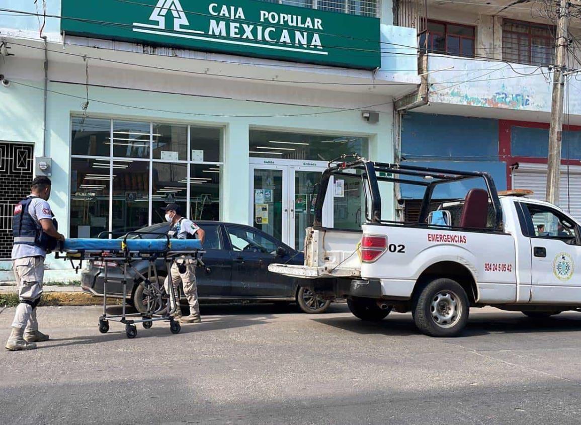 Joven mujer resultó lesionada tras sufrir una caída al interior de Caja Popular en Acayucan