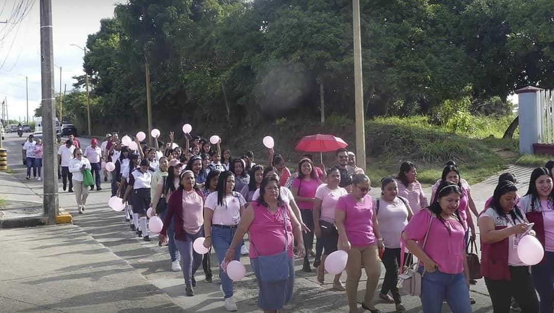 Realizan caminata para conmemorar el día mundial contra el cáncer de mama 