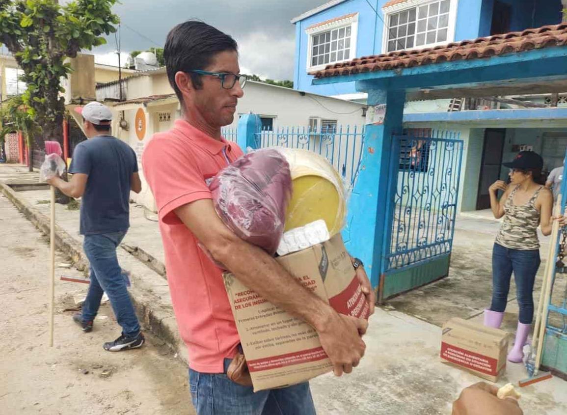 Continúan con entrega de apoyos tras inundación en Villa Cuichapa